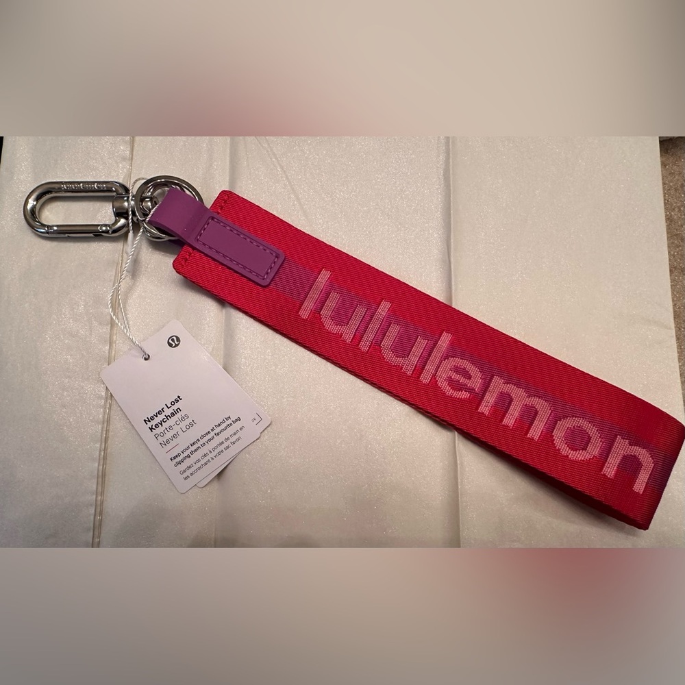 NWT - Lululemon Never Lost Keychain